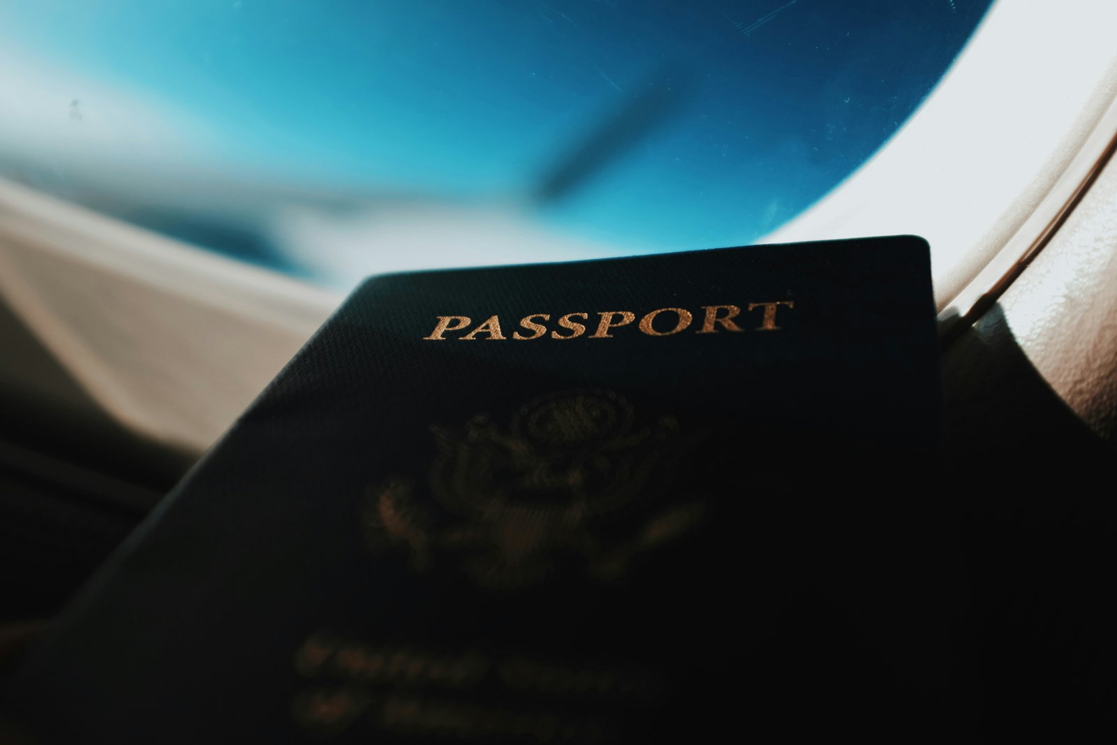 Passeport posé contre un hublot d’avion